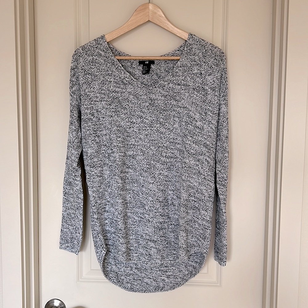 H&M XS V-Neck 2 tone colored grey/white sweater